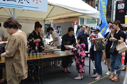 Running a booth to hand out tea for charity at Yukata de Gin-bura