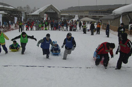 Tokyu Resort Service Co., Ltd. Parents and children have fun! Sports meet in the snow at the Grandeco Ski Resort