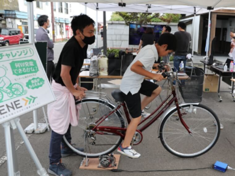 自転車を利用した「自家発電」を体験できるコーナー