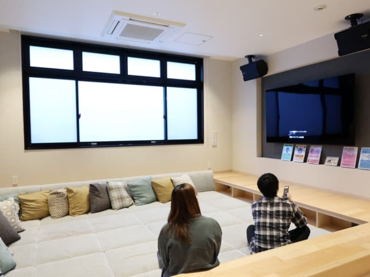 大型テレビを備えたシアタールーム