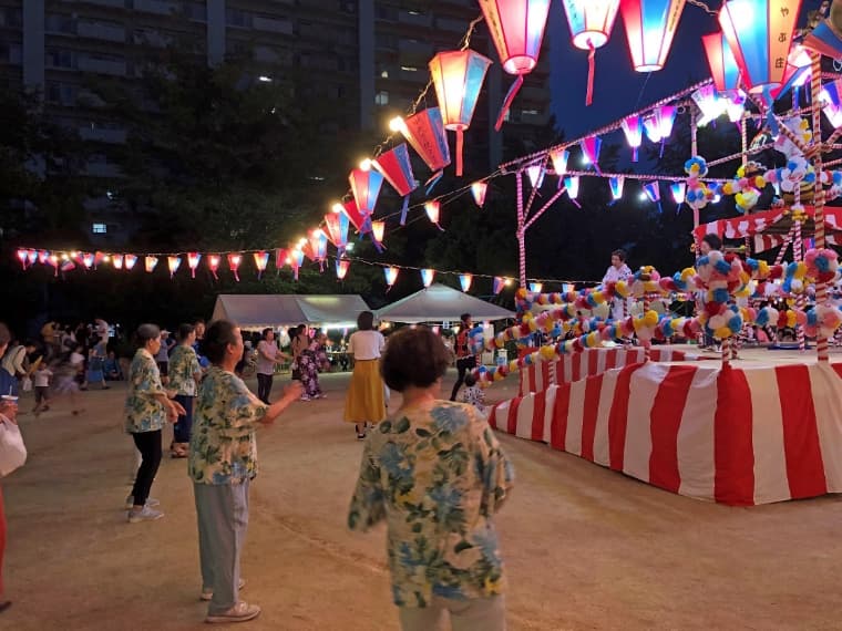 敷地内の公園で開催している夏祭り